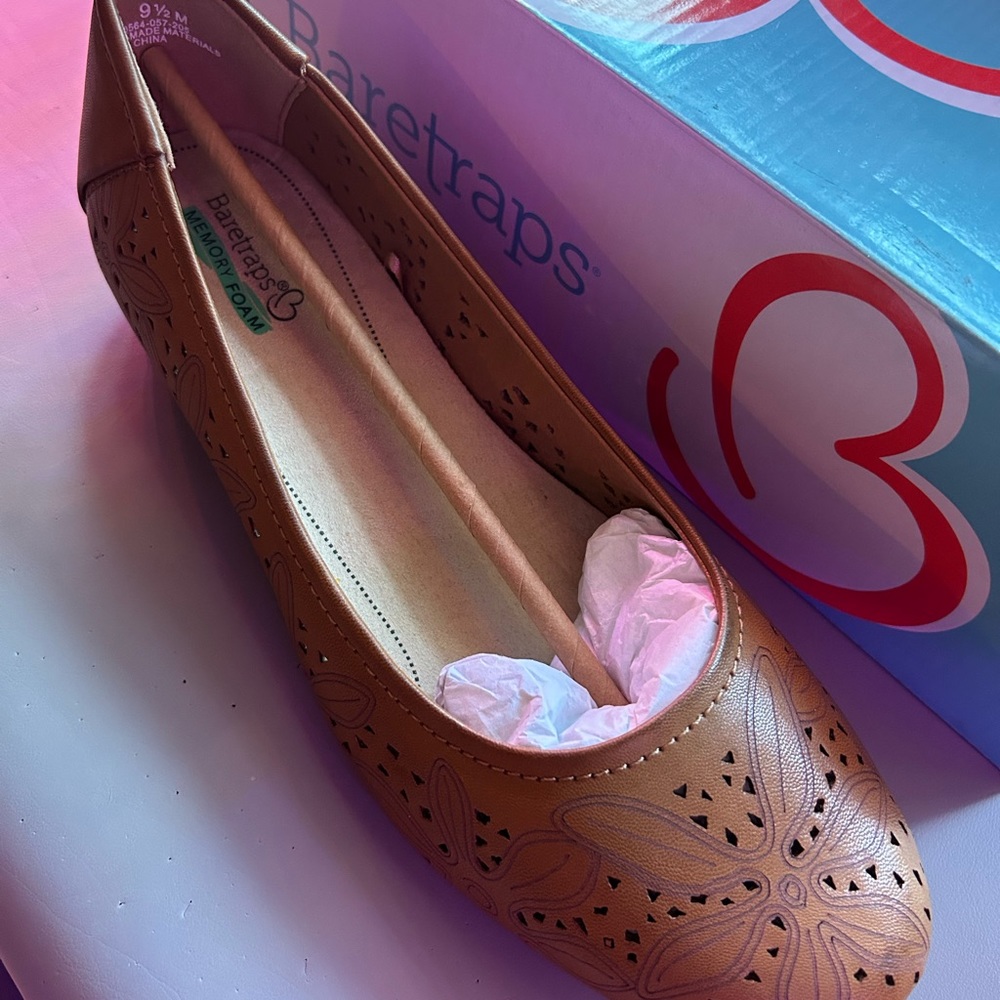 BARETRAPS SIZE 10 BALLET FLATS NIB 32$